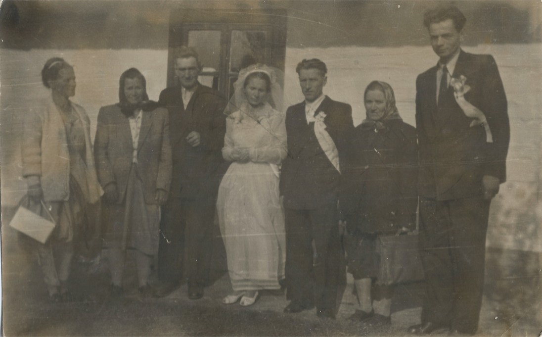 Od lewej: Piotrowska Janina, Sowa Katarzyna, Piotrowski Stanisław, Piotrowska Stanisława, Piotrowski Jan, Piotrowska Maria, Stefanik Jan.