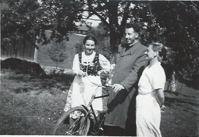 Droga przez starą wieś Od lewej: Dorota Piotrowska, Antoni Tabak, Janina Piotrowska.