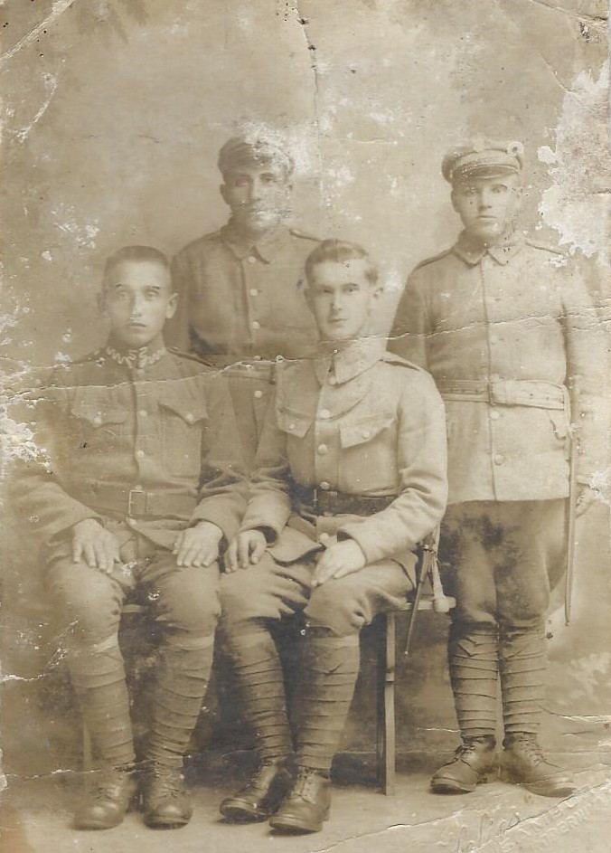 Dół, drugi z lewej. Zdjęcie sprzed 1918 roku.